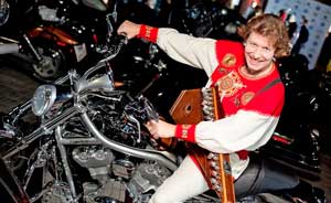 Гусляр Иван САмоваров с гуслями на мотоцикле
