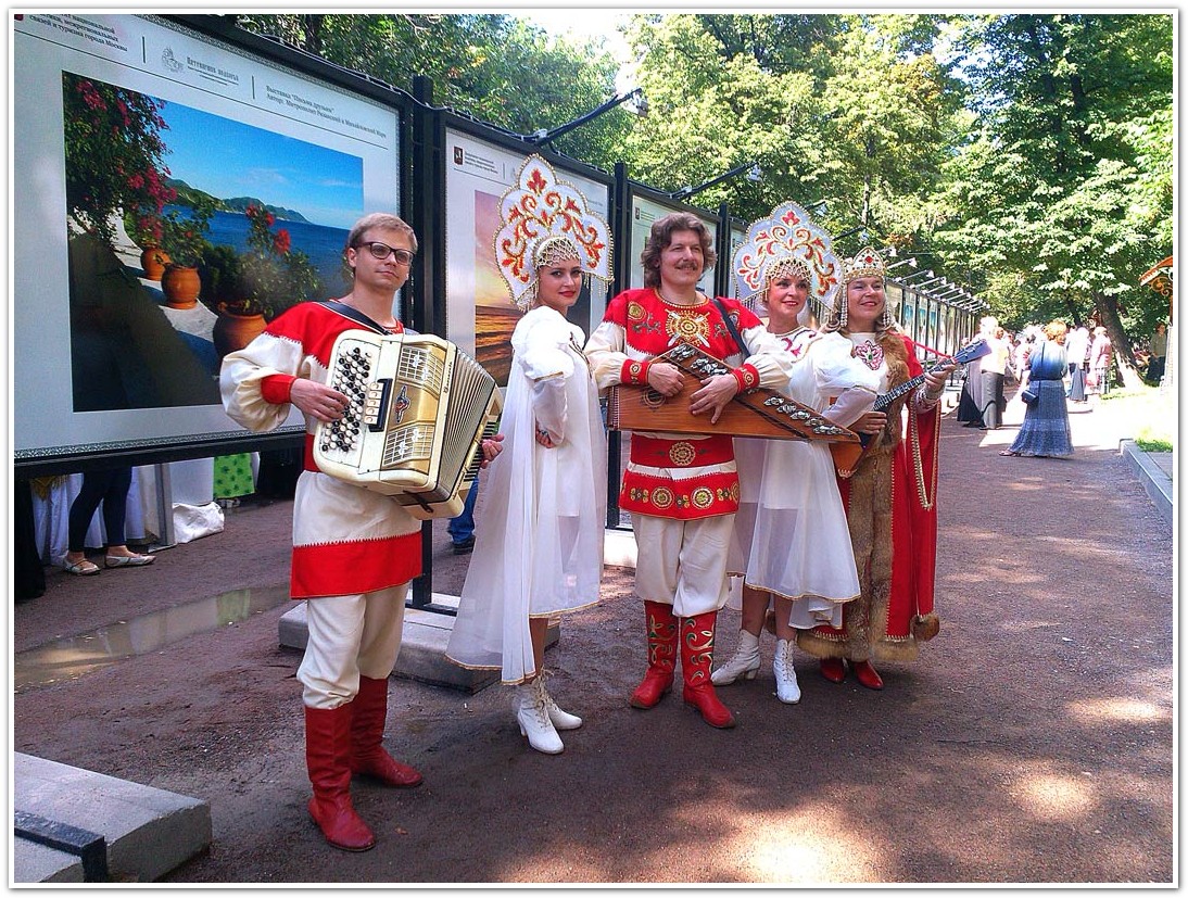 ИВАН-ЧАЙ с гусляром во главе.