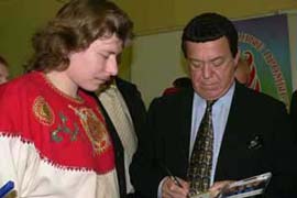 Гусляр Иван Самоваров и Иосиф Кобзон на выставке Ладья