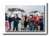 жители Перелесок снимают праздник на мобильники