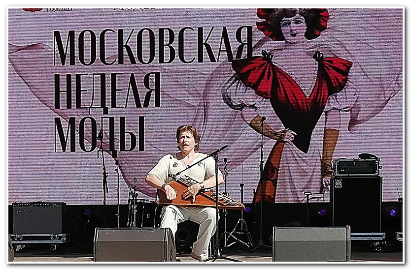 Модный гусляр на Неделе Моды в Москве